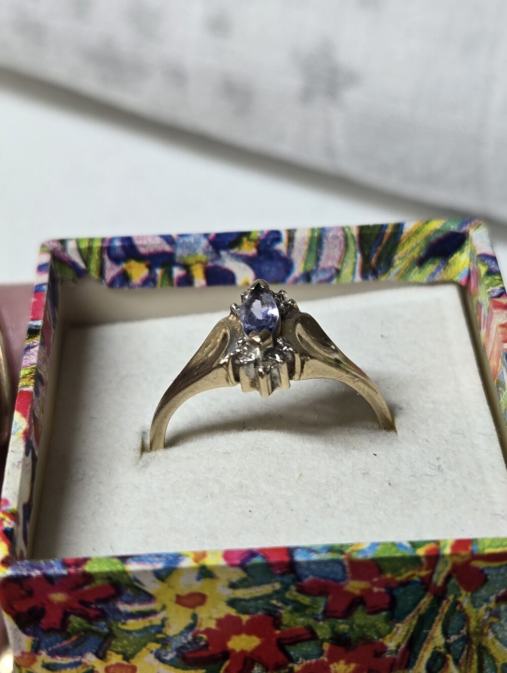 Vintage 10kt Gold Ring with Light Purple Oval Stone - Picture 3 of 10